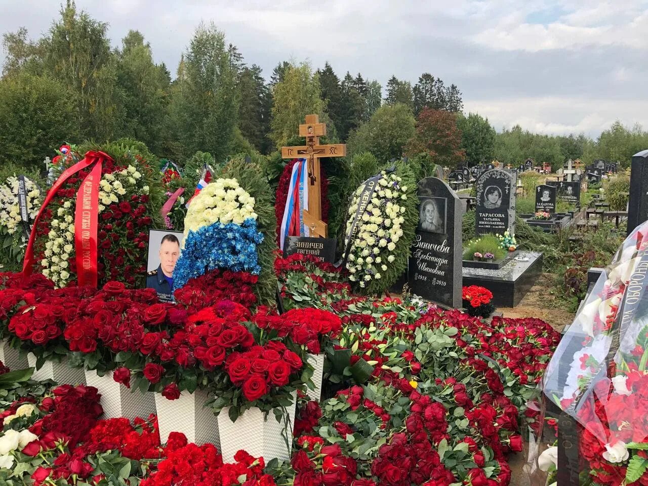 Показать могилу навального. Зинчев могила на Северном кладбище. Могила Филиппова Северное кладбище. Петтай могила.