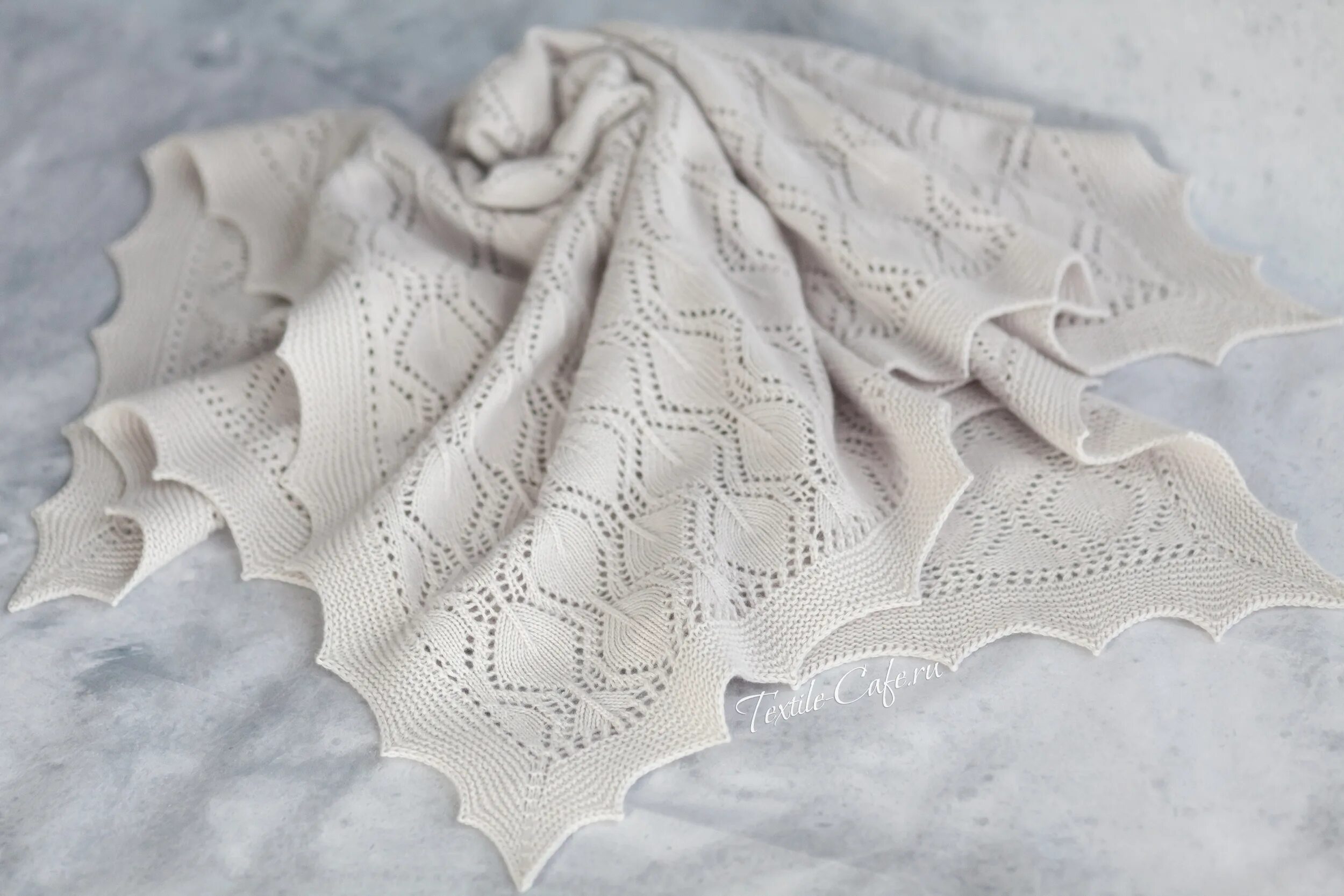 шаль спицами из пряжи кудельрница. плед с ажурной каймой. ажурный плед для новорожденного. оренбургский пуховый платок ансамбль 2007. детский ажурный плед спицами.