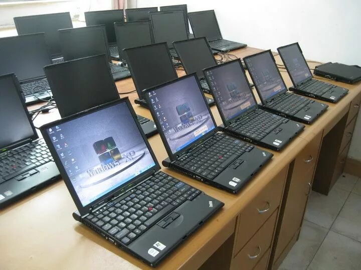 Продажа российского производства. Много ноутбуков. Ноутбуки много. Ассортимент ноутбуков. Ноутбуки ассортимент.