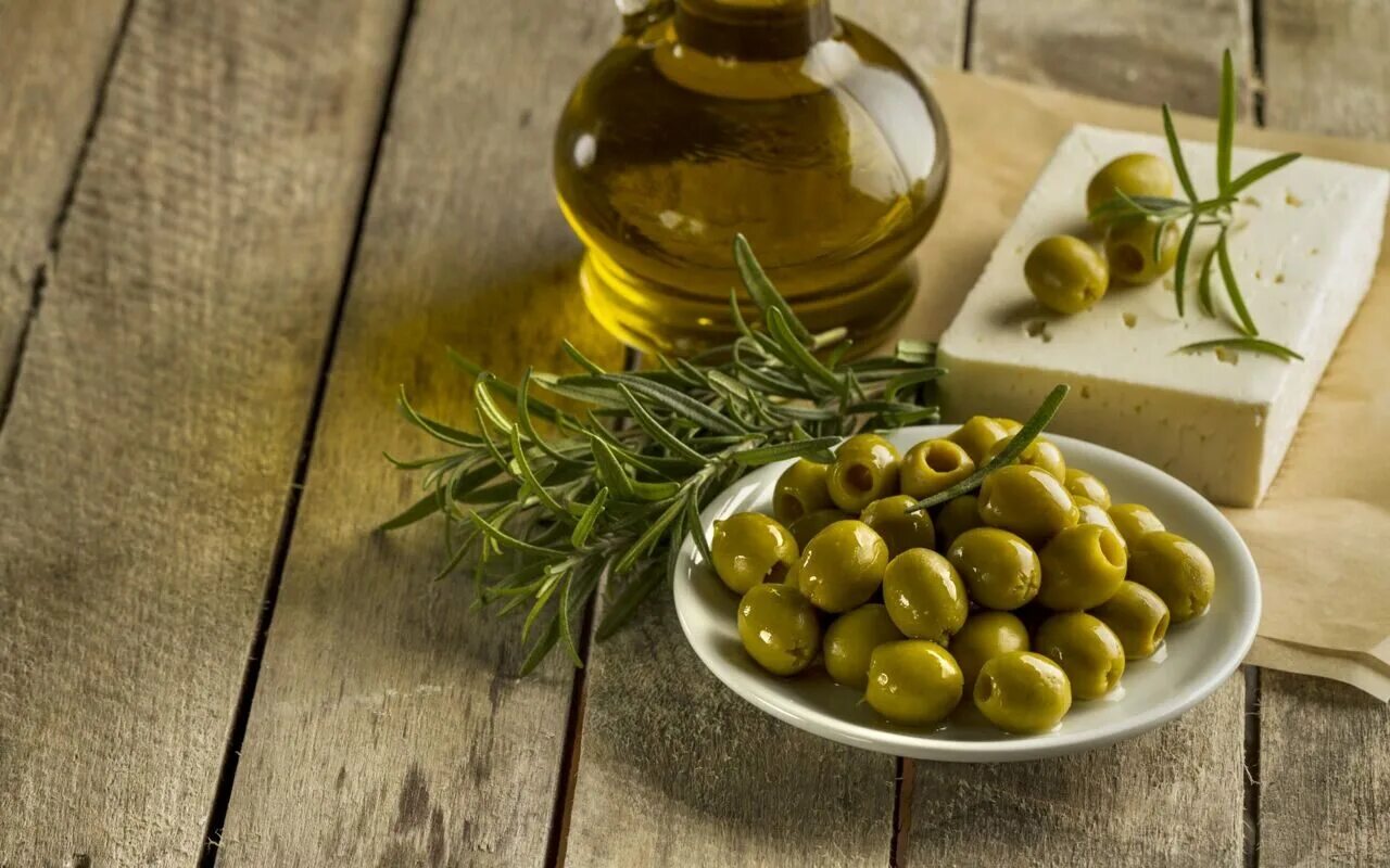 Польза косточек маслин. Оливки или маслины. Оливковое масло. Оливки масло. Греческие оливки.