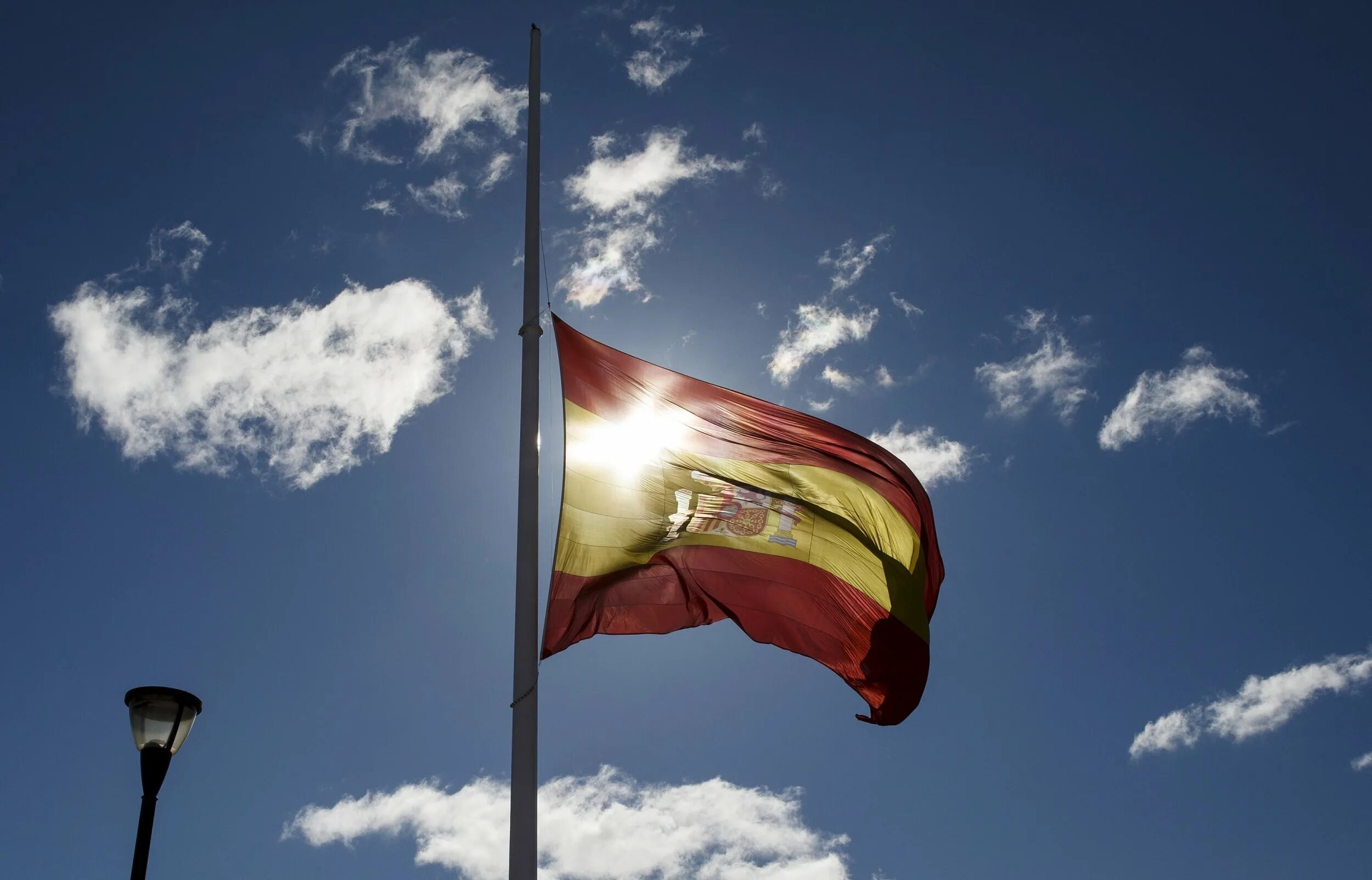 Fly flags. Scooch flying flag. Флаг на флагштоке. Flag flying. Узбекистан великобритания флаги.