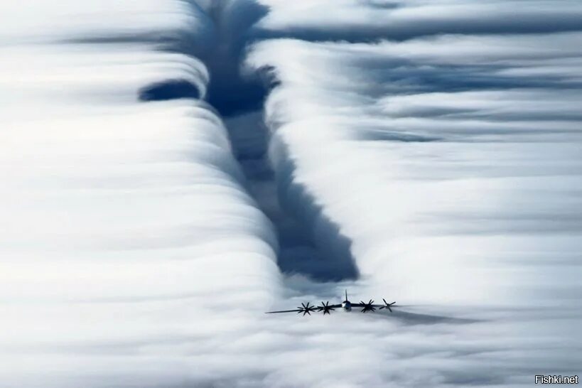 Спутный след самолета ту-95. Ту 95 в облаках. Инверсионный след ту 95. Разгонять облака.