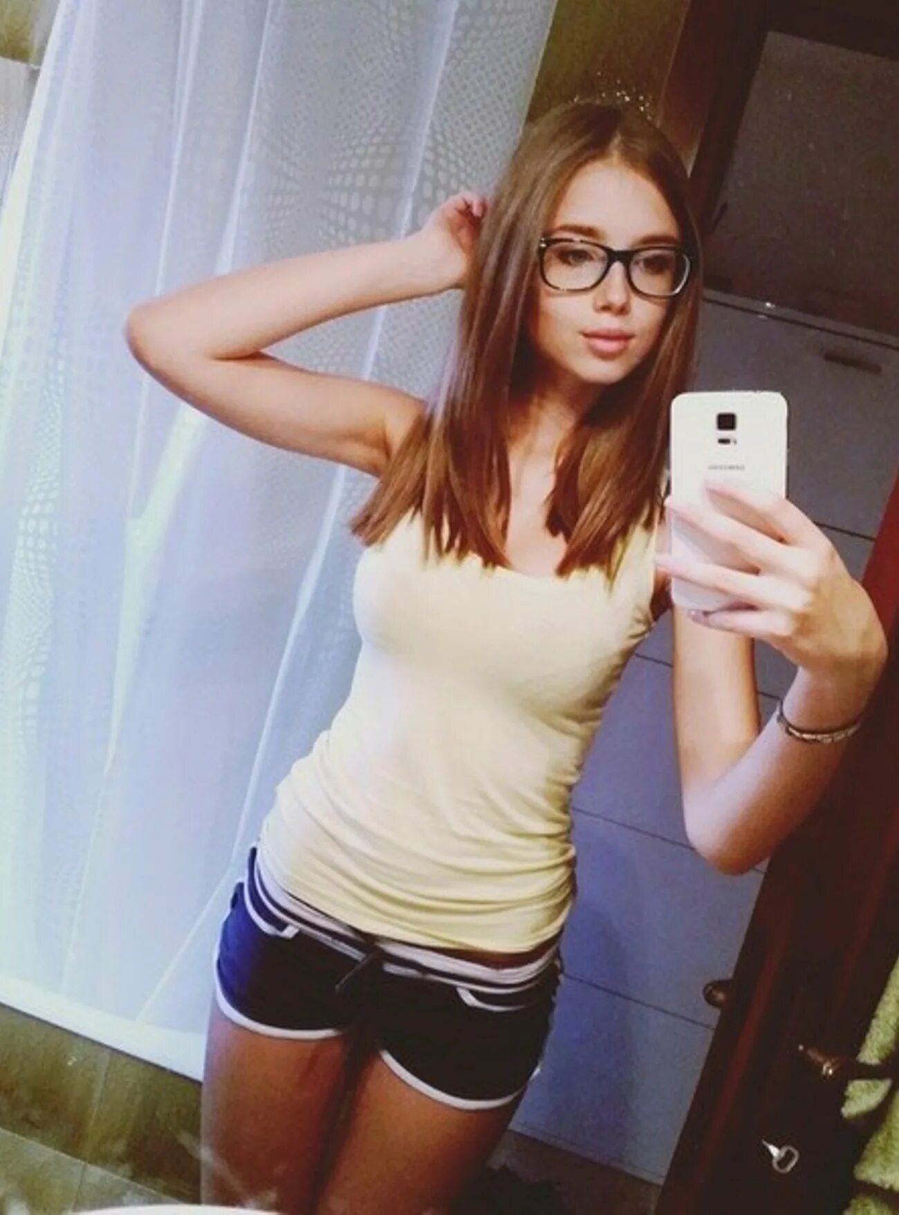 Девушки в купальниках домашнее. Подростки селфи. Девушки селфи слив. Селфи молодой девушки. Селфи девушек в домашних.