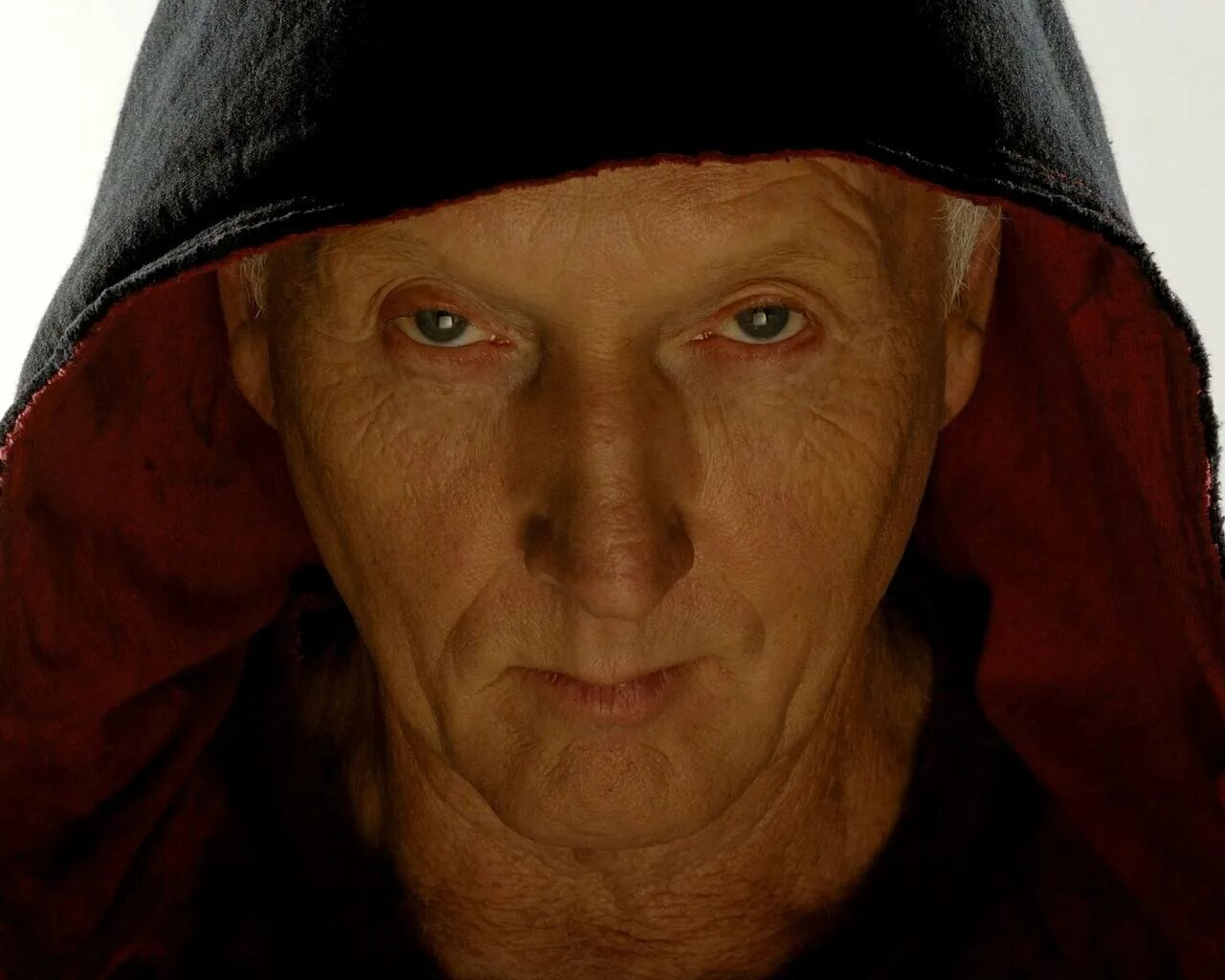 алкоголизм в старческом возрасте. тобин белл джон крамер. пенсионер алкоголик. старик пьет кофе. пила старика.