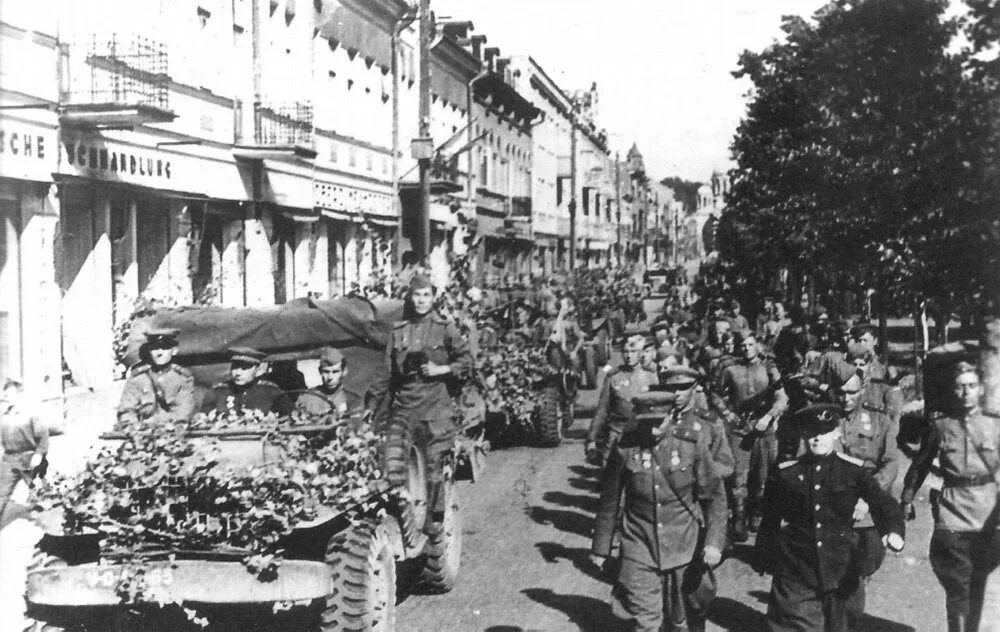 1 июля 1944. Освобождение Каунаса в 1944. Каунасская наступательная операция 3-го белорусского фронта. Освобождение столицы Литвы Вильнюса (13 июля 1944 г.). 1 Августа 1944 года советские войска освободили Каунас.