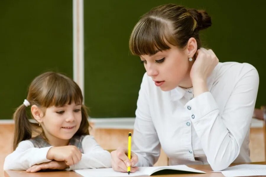 Учитель у доски. Учить учительницу. Учитель на фоне доски. Учитель и дети. Учитель и ученик.