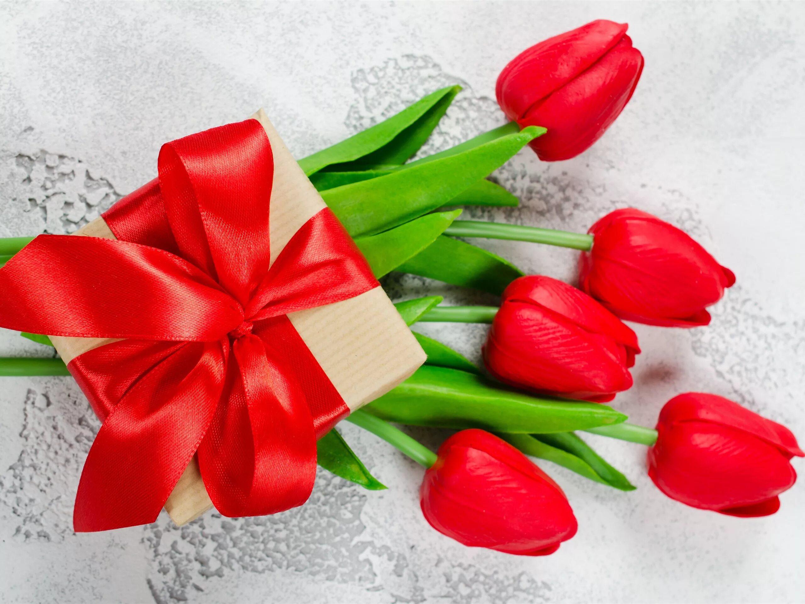 3 красных тюльпана. Красные тюльпаны. Тюльпаны открытка. Букет тюльпанов. Букет тюльпанов с подарком.