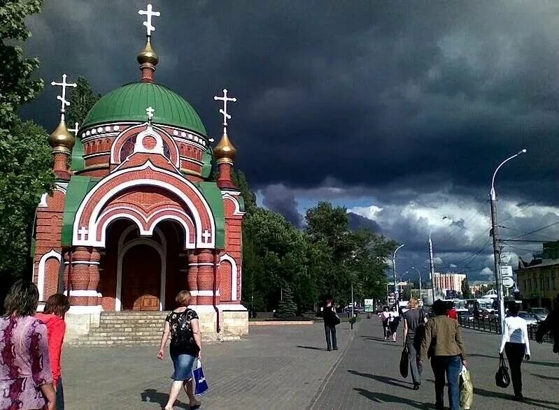 Человек проходит мимо церкви. Нищий у церкви зимой. Мимо храмов. Проходя мимо церкви крестись проходя. Димитров успенский собор.