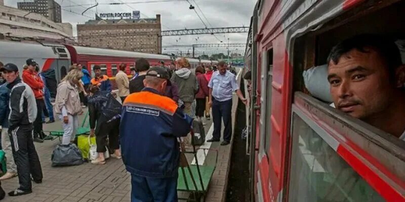 Мигранты на вокзале в Москве. Таджики на вокзале. Поезд с мигрантами. Трудовые мигранты на вокзале.