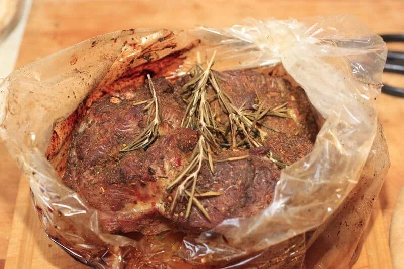 Рецепт приготовления мяса в рукаве. Мясо в рукаве для запекания. Рецепт приготовления мяса в рукаве. Мясо в рукаве. Свинина с картошкой в рукаве.