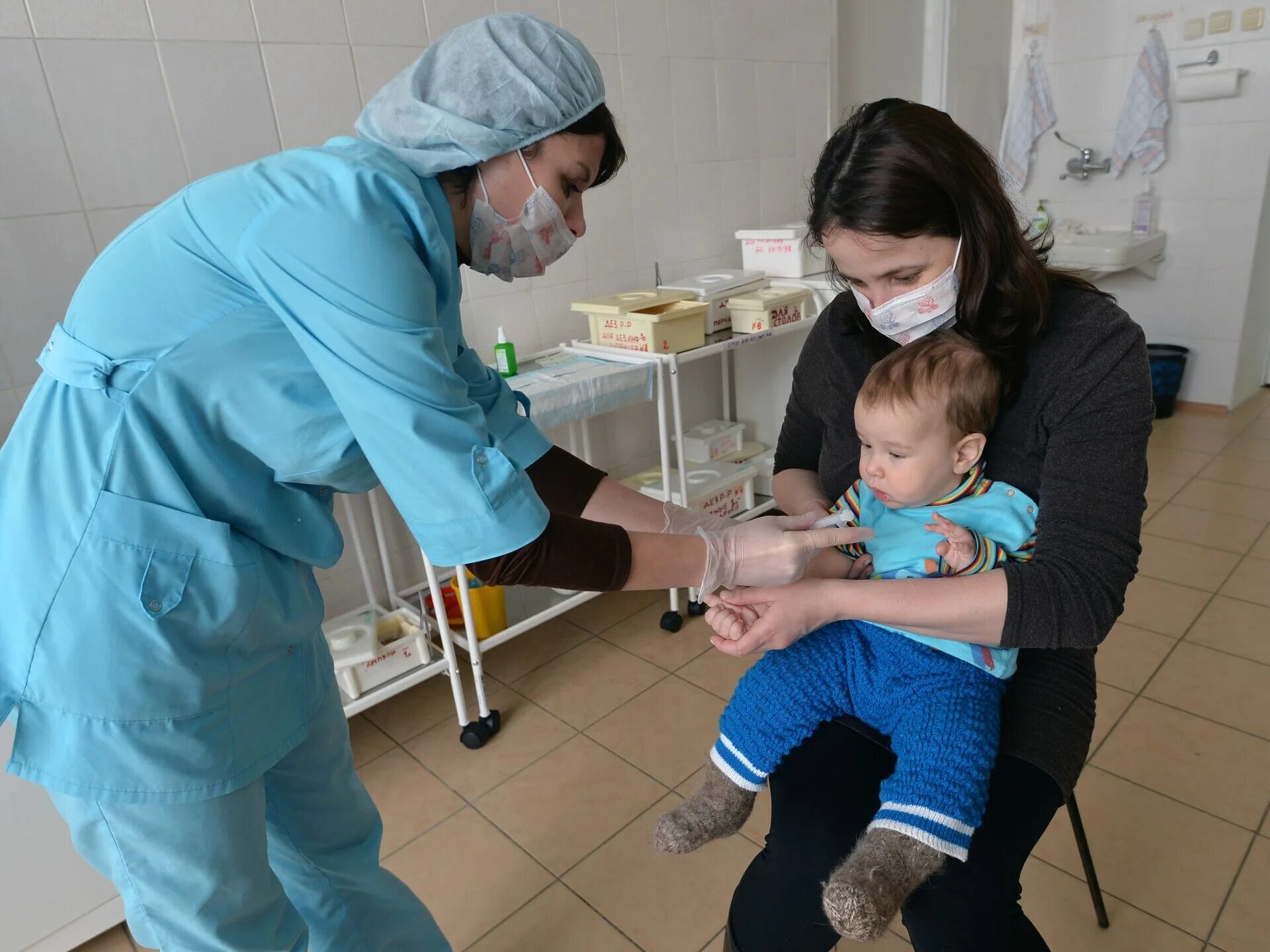 В садике делают прививку. Прививка детям. Вакцинация в детском саду. Прививки в детской поликлинике. Прививка в детском саду.