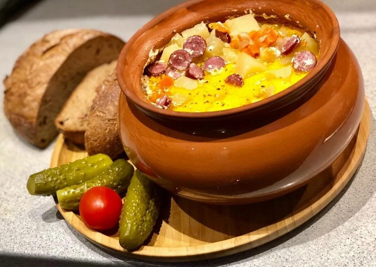 картошечка с охотничьими колбасками в горшочках. картошка с колбасками в горшочках. охотничьи колбаски в горшочке. картошку с сосисками и охотничьими колбасками!. горшочки с охотничьими колбасками.