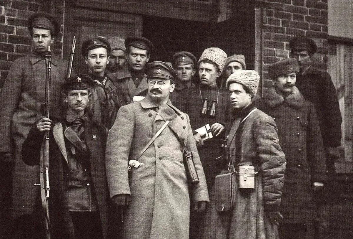 Лев троцкий "сталин". Ленин октябрьская революция 1917. Комиссар ркка 1917 арт. Ленин. Ленин троцкий большевики.