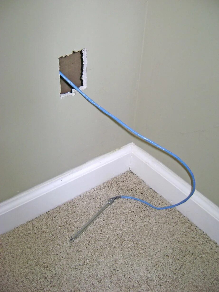 Кабель канал для антенного кабеля. Кабель канал роутер. Прокладка интернет кабеля в квартире. Прокладка интернет кабеля в стене.