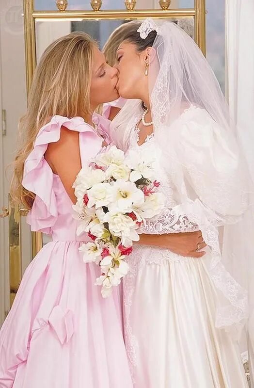 Подружки невесты оказались лесбиянками (20 фотографий)
