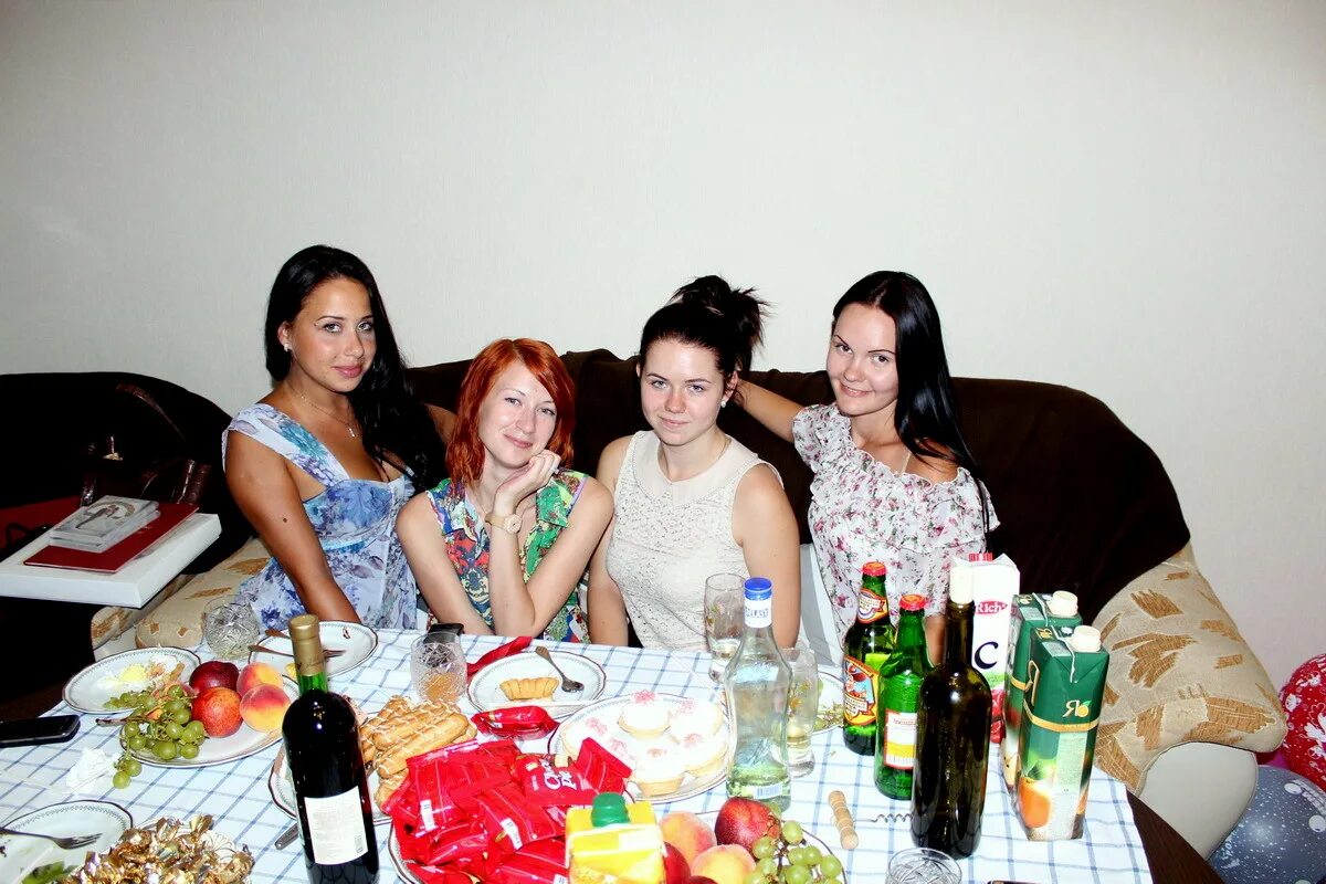 Показать девушку в гости. В гостях у подруги. в гостях у подружки. девчонки в гостях. пригласить подругу в гости.