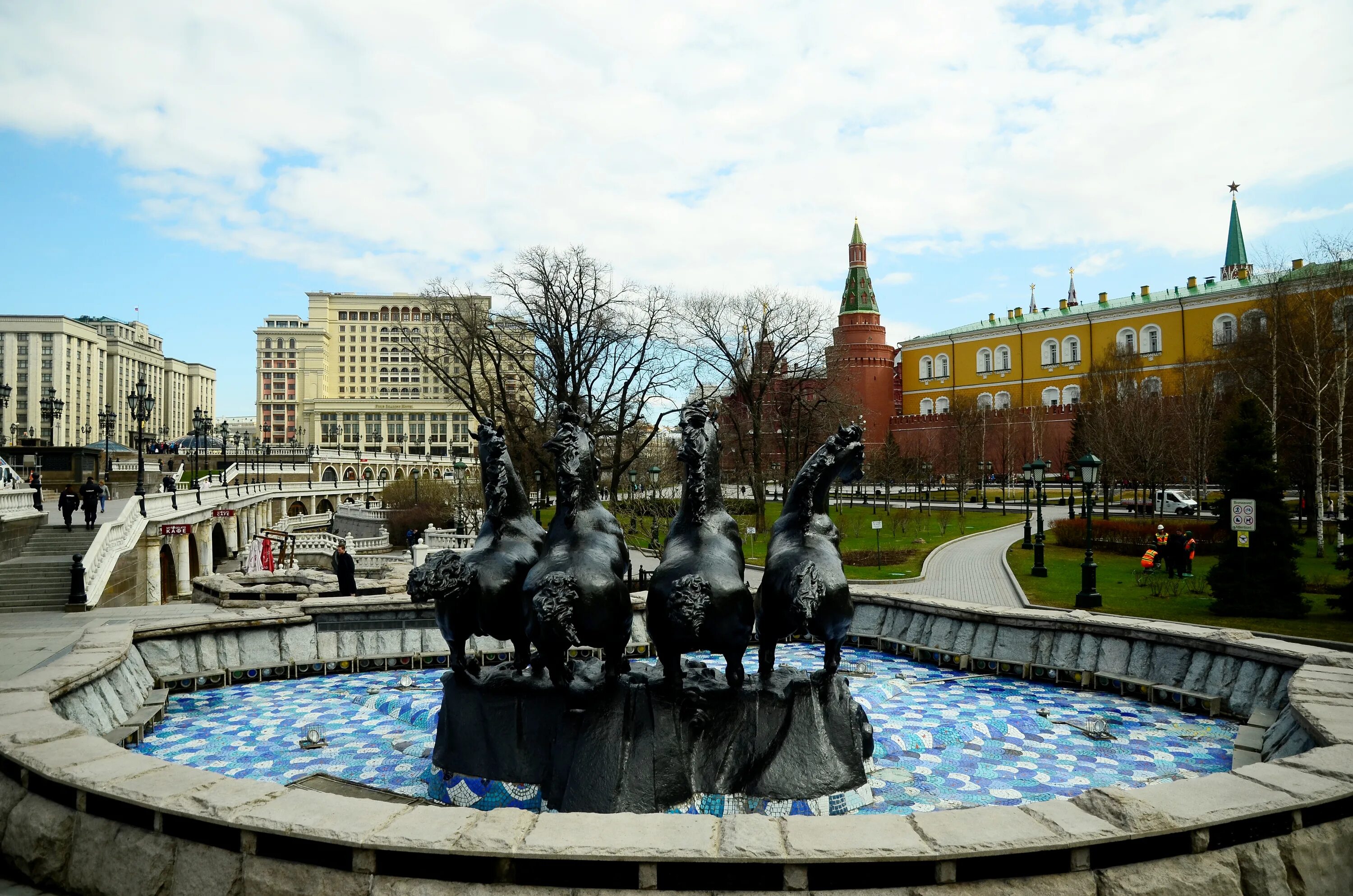 Охотный ряд москва манежная площадь фото. Охотный ряд Москва Манежная площадь. Фонтан на Охотном ряду на Манежной площади. Фонтан времена года на Манежной площади. Моква Манежная площадь фонтаны.