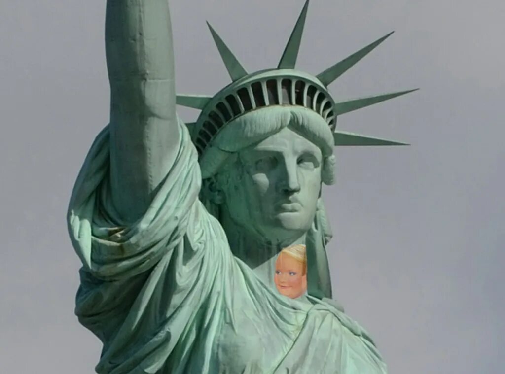 Найди статую. Статуя свободы зигует. Изабель Бойе статуя свободы. Статуя свободы анфас. Изабель Бойе модель для статуи свободы.