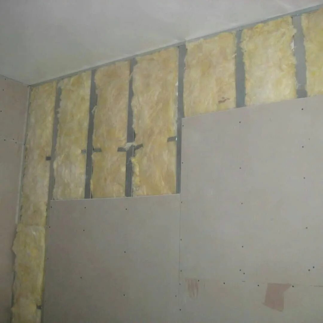 Отделка гипсокартонных стен. Гипсокартонная стена с утеплителем. Отделка стен гипсокартоном. Стены из гипсокартона что внутри. Отделка гипсокартоном.