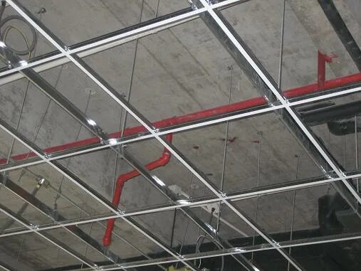 Подвесной потолок оцинкованный. Потолок из сетки металлической. Оцинкованного листа на потолок. Системы подвесных потолков типа t-Bar. Пожарная сетка на потолок.