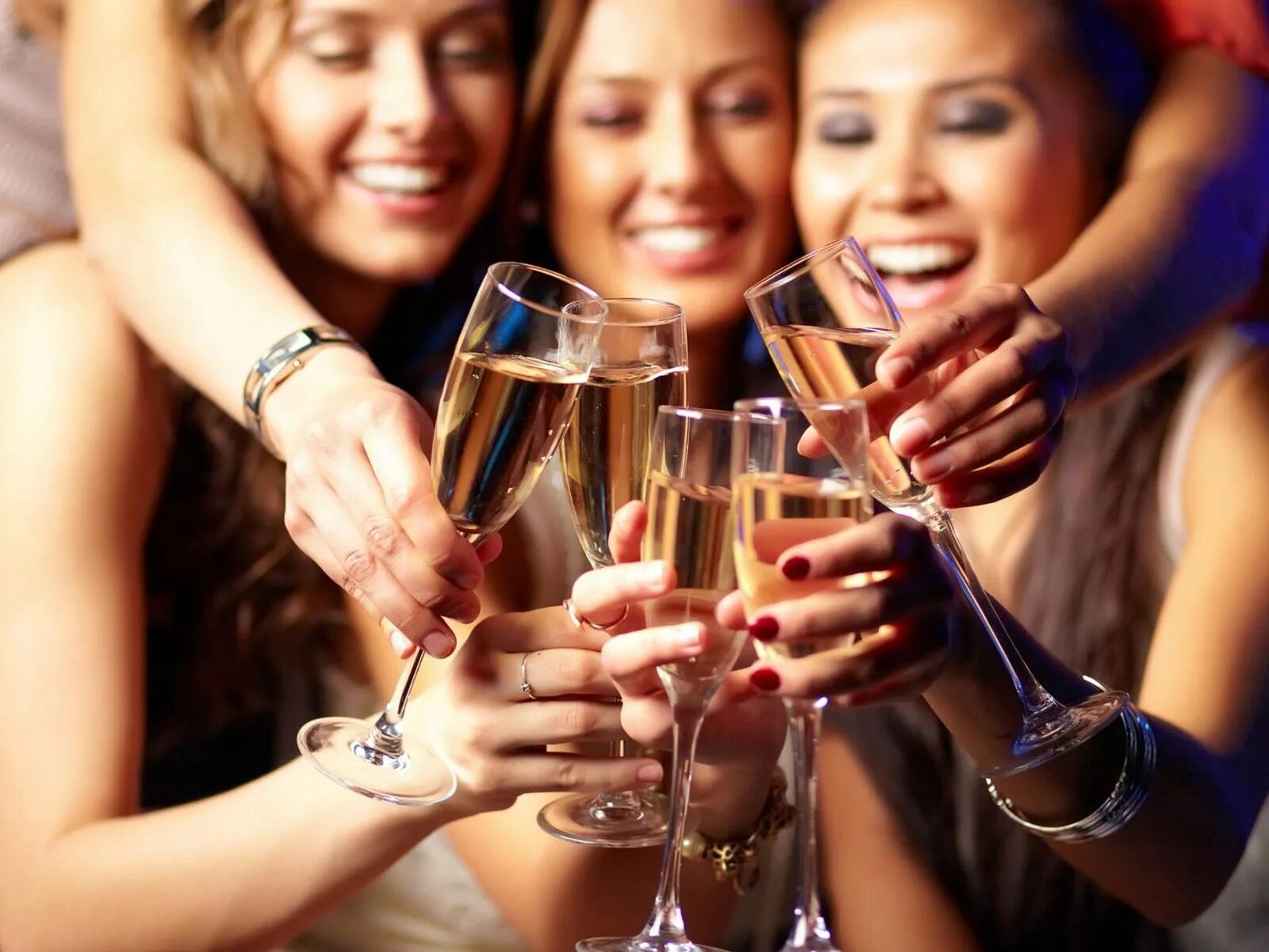 Дружеская вечеринка. Новогодний вечер. Веселая вечеринка. Корпоративная вечеринка. Мужчина в кафе с друзьями.