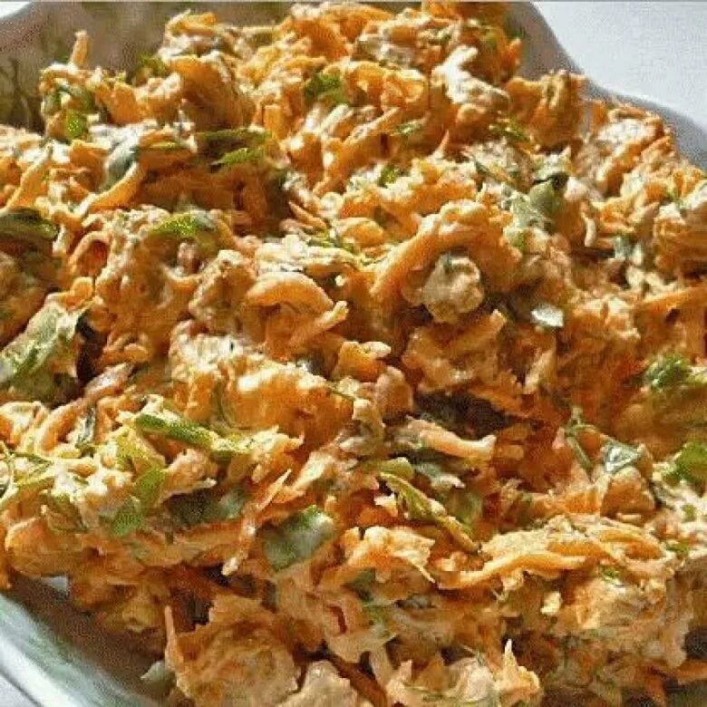 Салат с корейской морковкой курицей и сухариками. Салат из моркови с грецкими орехами. Салат с курицей грецкими орехами морковью. Салат из моркови с сухариками и чесноком. Салат с морковкой с курицей грецкий орех.