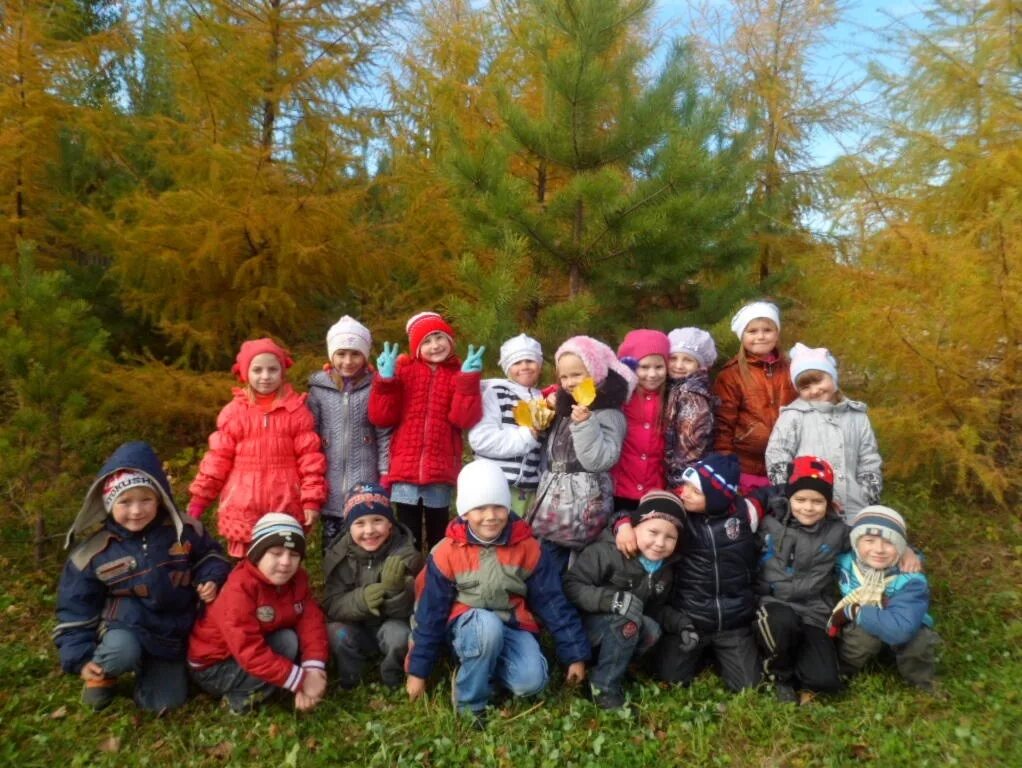 Прогулка с детьми в старшей. Прпогулка в детском сад у. Дети на прогулке в детском саду. Экскурсии в детском саду. Осенняя прогулка в детском саду.