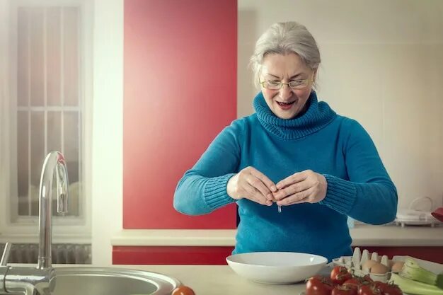 Бабка готовит завтрак. Cook old. Приготовление пищи пожилым. Cooking my granny. Старушка у плиты.