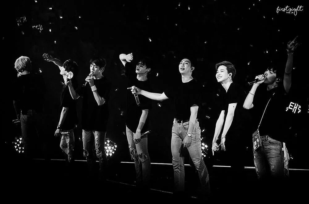 Bts черный. Группа бтс в белом. Бтс в черном. Bts черно белые. Bts черный.