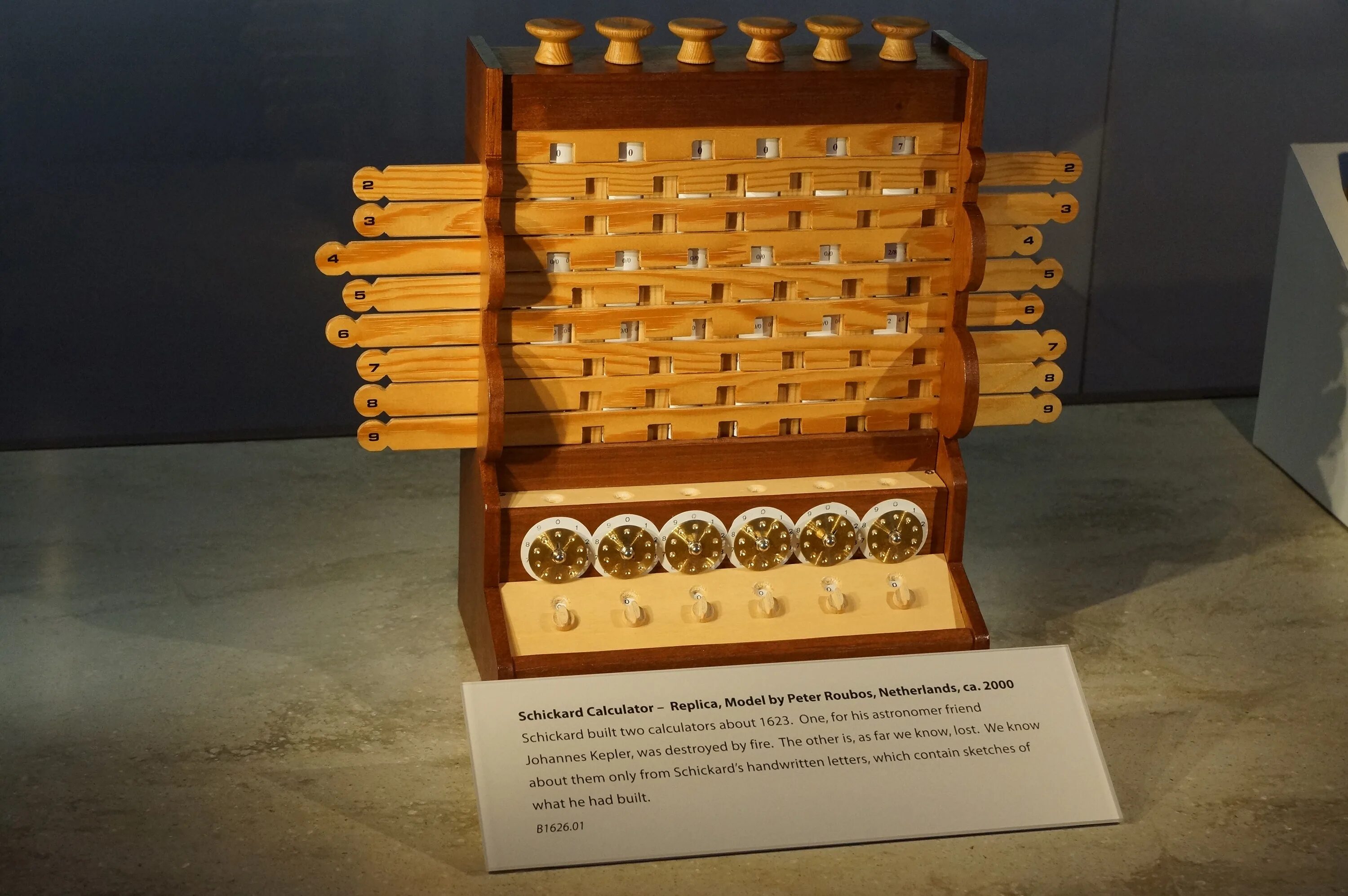 Первая механическая машина. Арифмометр Вильгельма Шиккарда. 1623 Машина Вильгельма Шиккарда. Первый механический калькулятор Вильгельма Шиккарда. Первая счетная машина Шиккарда.
