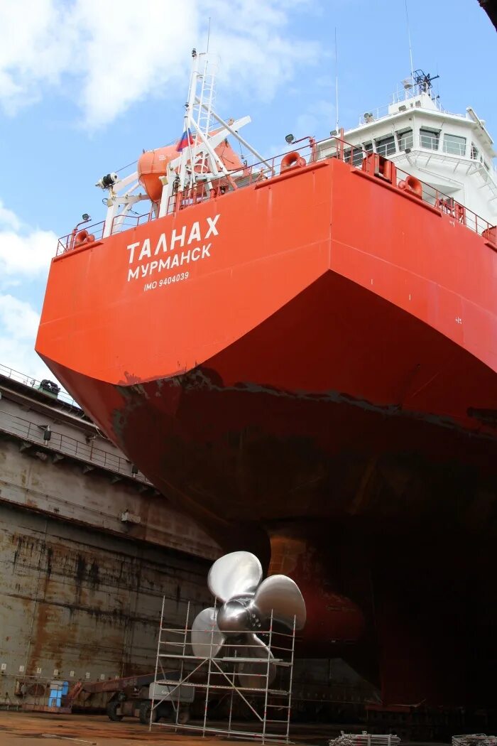 Сухогруз норильский никель. Талнах судно. Сухогруз талнах. Арктик экспресс судно норильский никель. Корабль капитан данилкин.