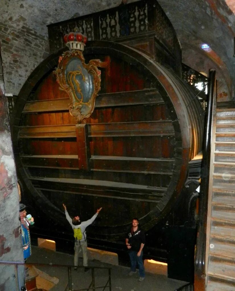 Гейдельбергский замок и самая большая винная бочка в мире. Самая большая бочка. Гейдельбергский замок и самая большая винная бочка в мире. Бочка кваса очаково. Самая большая бочка для вина в мире.