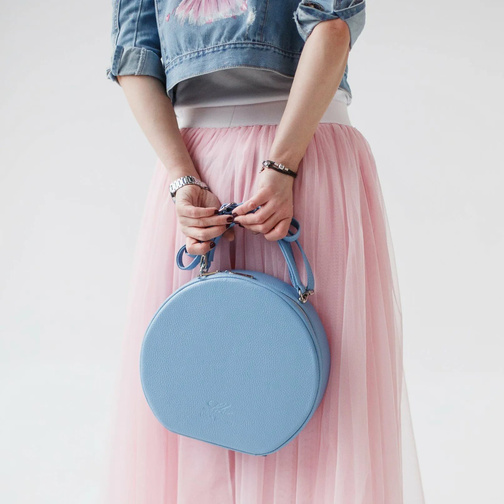 Юбка розово синяя. Девушка с сумкой. Круглая сумка розовая. Розовая круглая сумочка. Сумка розовая маленькая.