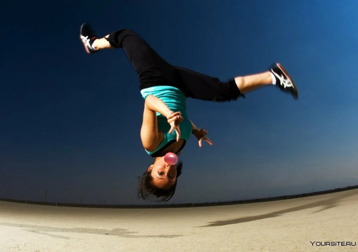 Сальто назад. Паркур спорт. Заднее сальто. Девочки делают сальто. Сальто кувырок.