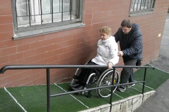 Безбарьерная среда в Смоленске. Пандусы по программе доступная среда. Смоленск доступная среда для инвалидов. Инвалиды Смоленск.