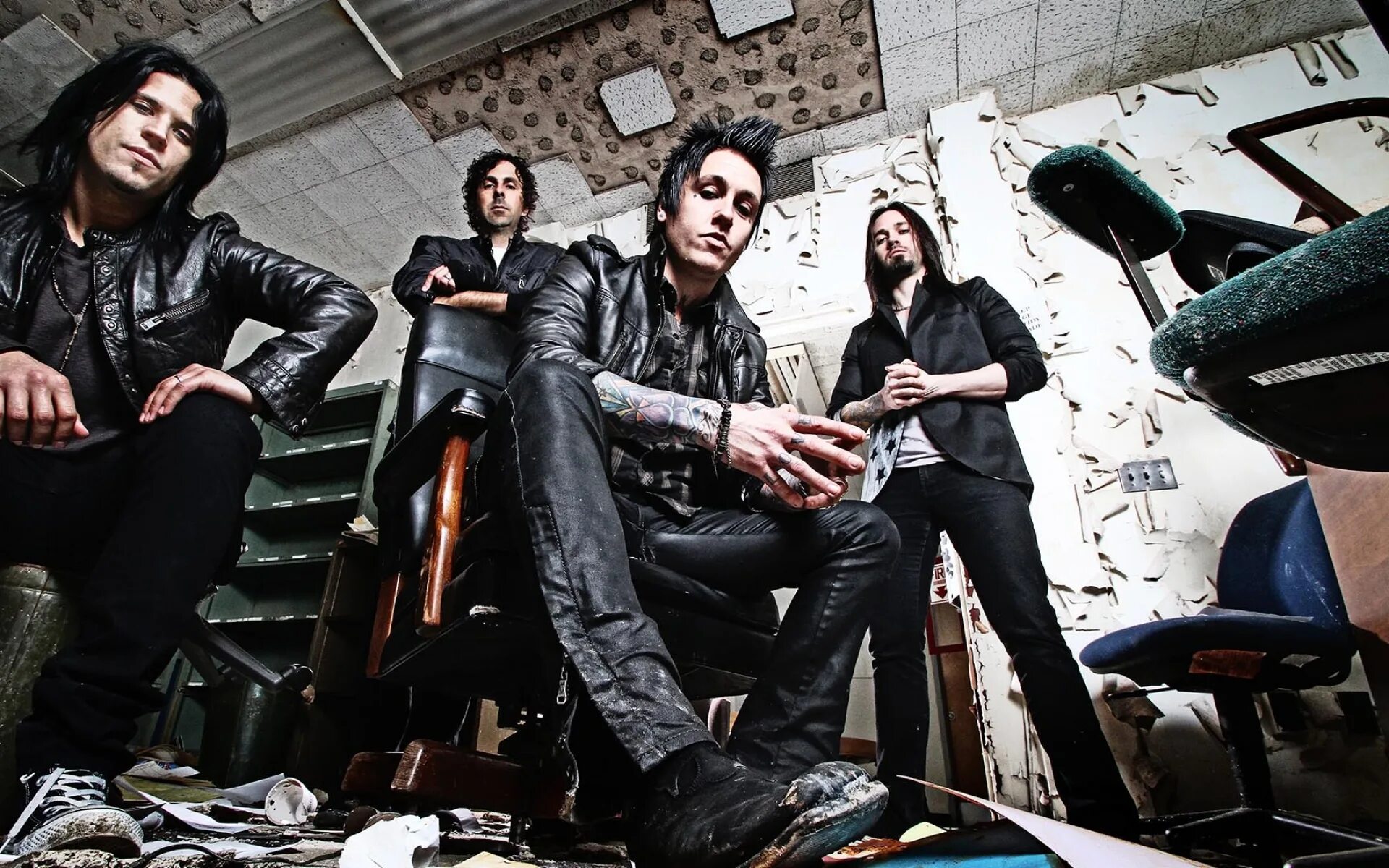 Комната бывших группа. Группа papa roach. papa roach 2009. papa roach 2002. papa roach на сцене.