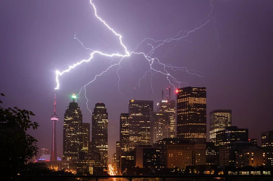 Здание молния. Молния громоотвод. Молния бьет в эмпайр стейт билдинг. Здание молния. Здание молния.