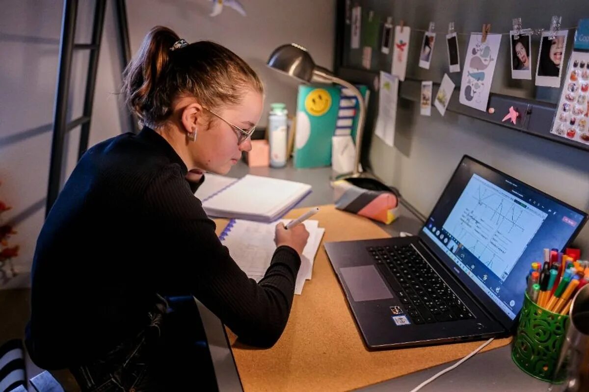 Дистанционное обучение школьников. Компьютер для учебы. Дистанционка 2022 в вузах. Школьники на удаленке. Фото с дистанта.