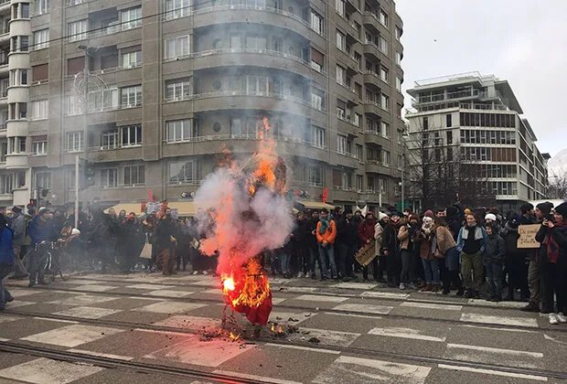 Французы сожгли машины. Французы подожгли Москву.