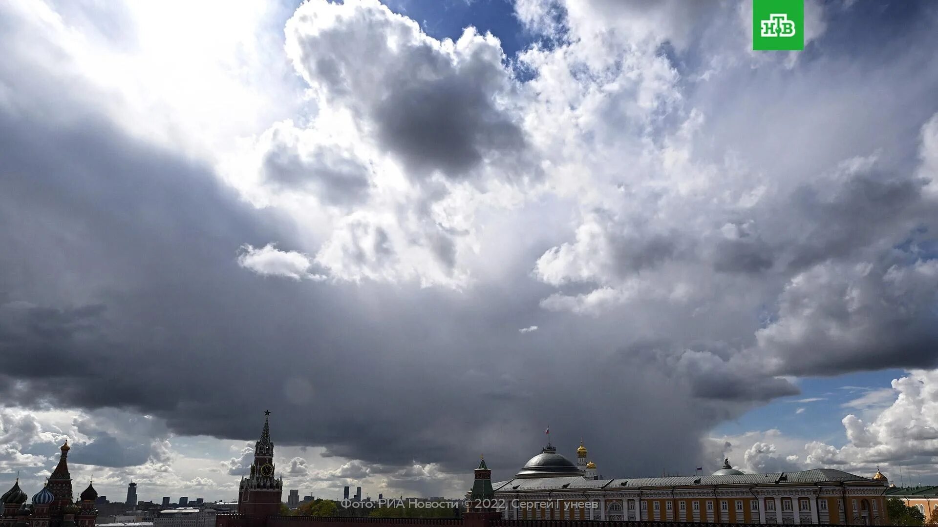 Тучи над Кремлем. Москва облачно. Пасмурная погода. Пасмурная Москва.