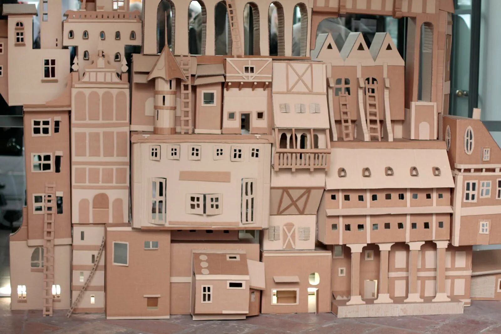 Картонный город. Город из картона. Домик из картона. Картонные макеты зданий. Картонная школа