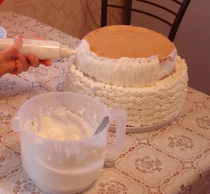 Как сделать правильный крем для торта. Крем для торта. Украшение для торта крема в домашних простые. Украсить торт взбитыми сливками. Декор торта из взбитых сливок.