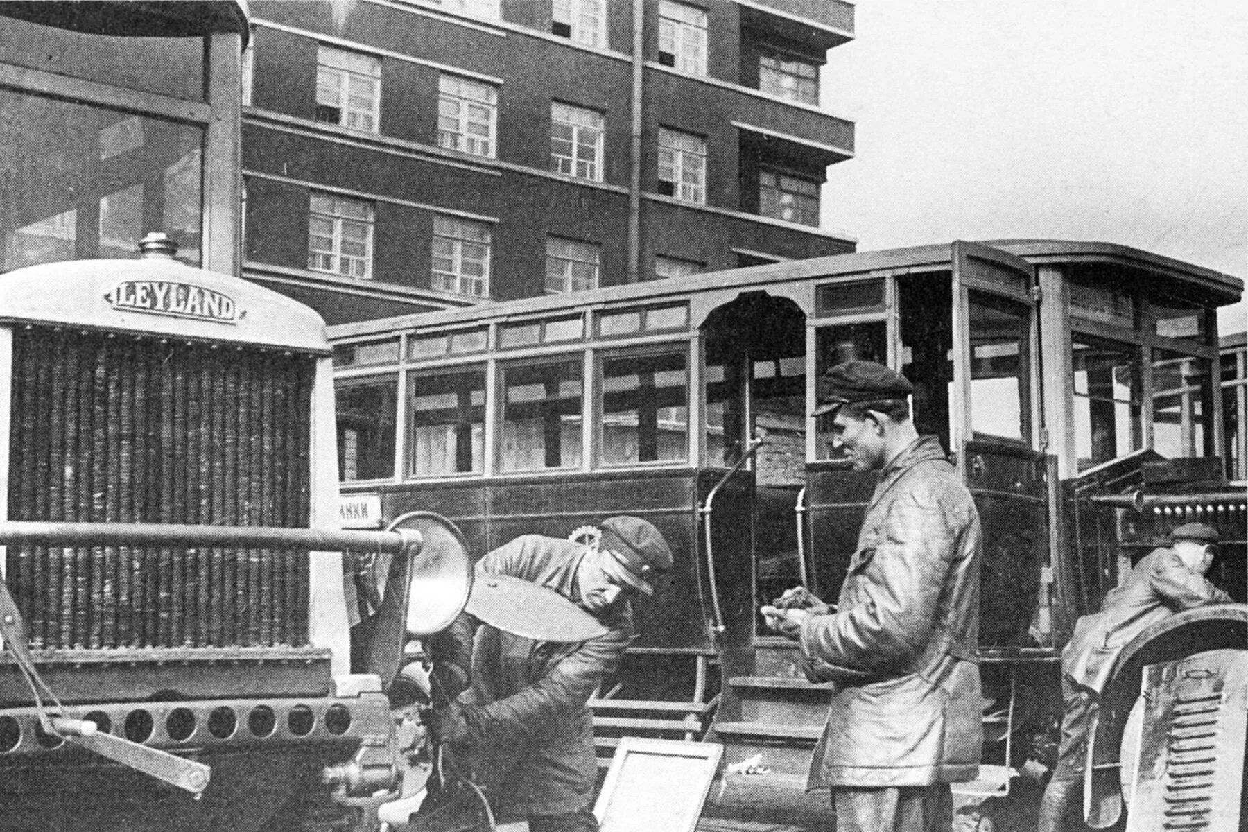 Автобус движение первых. Московский автобус 1924. автобус лейланд 1924. автобусный парк москва 1930е годы. первый автобус в москве 1922.