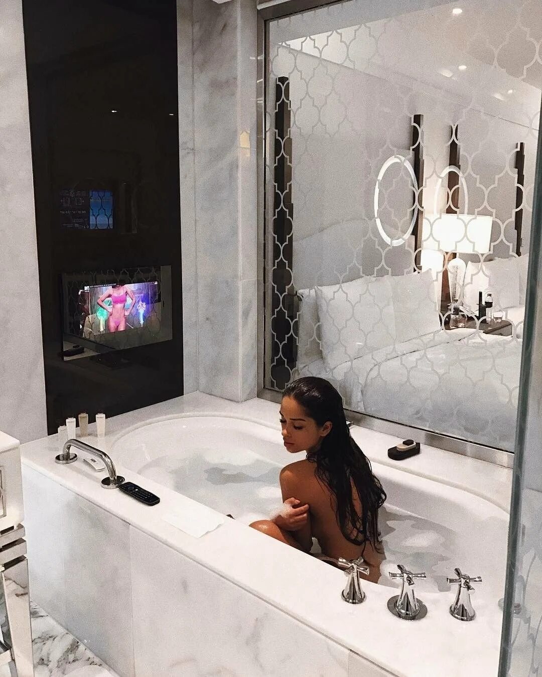 Фото девушек в ванной в зеркале. Фотосессия в ванной комнате. красивая девушка в ванной. девушка в роскошной ванной. девушка в джакузи.