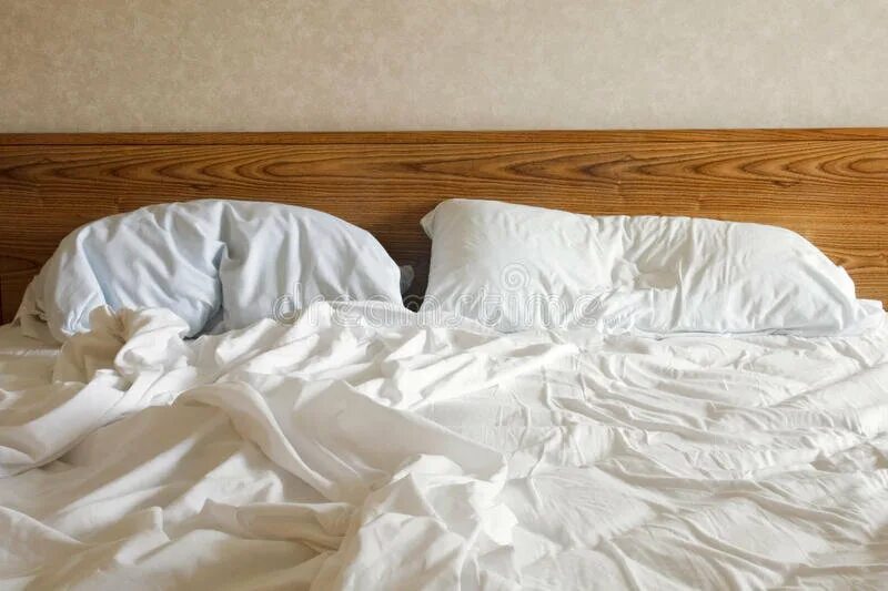 Спать на кровати после умершего. Мятая кровать. Незаправленная кровать. Кровать с белой простыней. Кровать смятая постель.