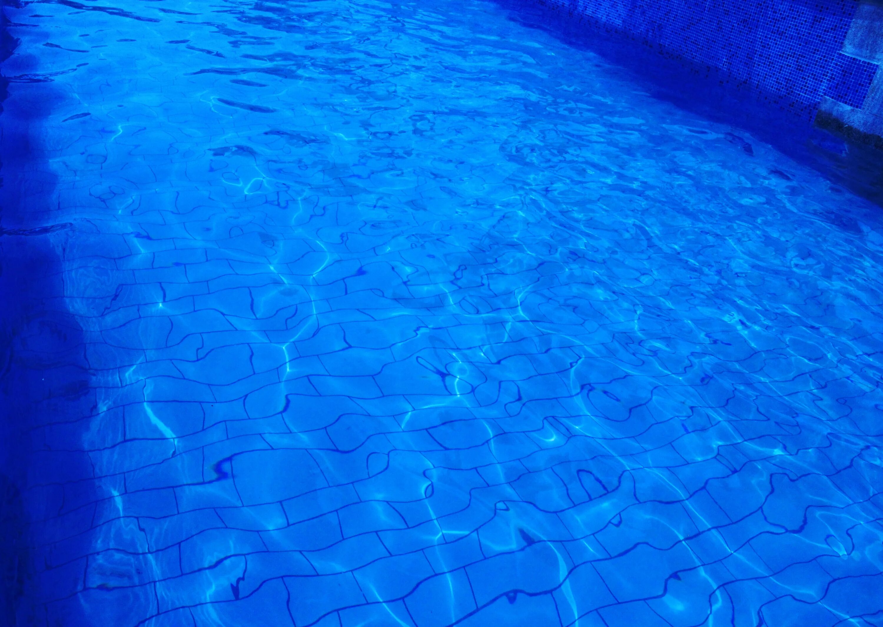 Вода в бассейне. Дно бассейна. Голубой бассейн. Чистая вода в бассейне. Голубая вода сегодня
