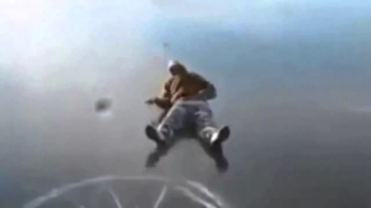 Прыгнула на лед. Человек прыгает в воду ледяную видео. Девушка провалилась под лед. Люди плывут на льдине. Прыгнула на лед.