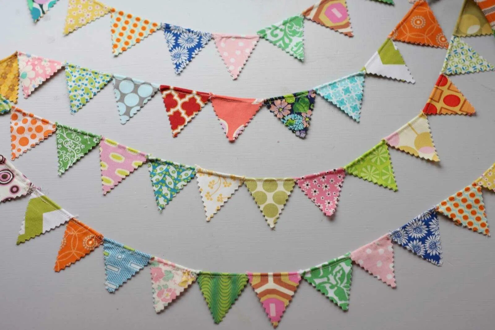 Новогодняя гирлянда свими руками. Гирлянда новогодняя. Бумажная гирлянда цветочная. Гирлянда из бумаги. Гирлянда из кружочков.