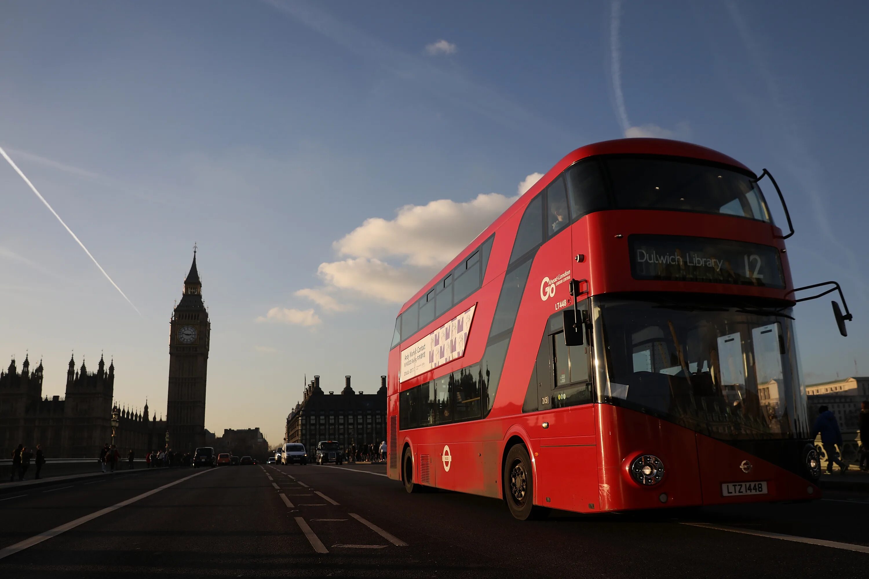 Новые красные автобусы. Лондонский даблдекер. Красный автобус Великобритании. Даблдекер в Лондоне. Красный двухэтажный автобус в Лондоне.