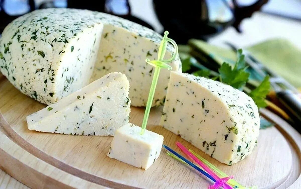 Домашний козий сыр. Сыр с огурцом и зеленью. Зеленый сыр. Сыр с огурцом и зеленью. Сыр с огурцом и зеленью.